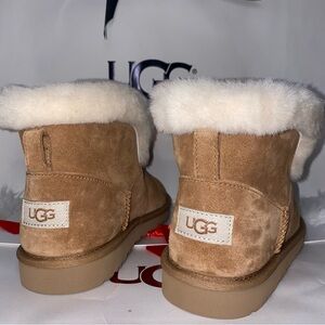 UGG Kids size 6 boots classic mini posy
New in Box